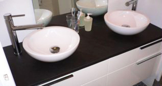 salle de bain, plateau en ardoise avec deux vasques porcelaine, un joli contraste noir et blanc.
